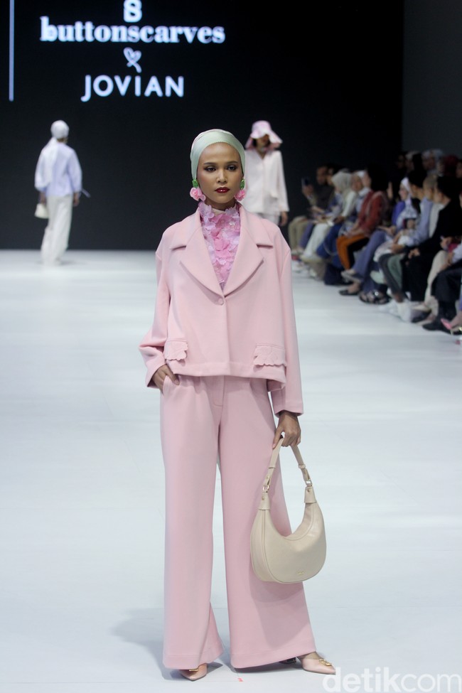 Fashion show kolaborasi Buttonscraves x Jovian di Jakarta Fashion Week 2024 bertempat di Pondok Indah Mal 3, Jakarta Selatan, Jumat [28/10/2023]. Foto: Mohammad Abduh/detikcom.