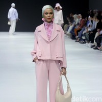 Fashion show kolaborasi Buttonscraves x Jovian di Jakarta Fashion Week 2024 bertempat di Pondok Indah Mal 3, Jakarta Selatan, Jumat [28/10/2023]. Foto: Mohammad Abduh/detikcom.