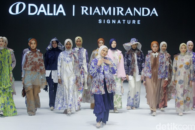 Ria Miranda melalui rancangan terbaru dari brand RiaMiranda merilis koleksi Bhrava. Ria kali ini mencoba keluar dari zona nyaman dengan menghadirkan beberapa warna gelap seperti cokelat dan navy. Foto: Mohammad Abduh/detikcom.