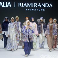 Ria Miranda melalui rancangan terbaru dari brand RiaMiranda merilis koleksi Bhrava. Ria kali ini mencoba keluar dari zona nyaman dengan menghadirkan beberapa warna gelap seperti cokelat dan navy. Foto: Mohammad Abduh/detikcom.