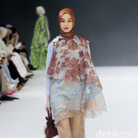 Ria Miranda melalui rancangan terbaru dari brand RiaMiranda merilis koleksi Bhrava. Ria kali ini mencoba keluar dari zona nyaman dengan menghadirkan beberapa warna gelap seperti cokelat dan navy. Foto: Mohammad Abduh/detikcom.