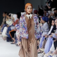 Ria Miranda melalui rancangan terbaru dari brand RiaMiranda merilis koleksi Bhrava. Ria kali ini mencoba keluar dari zona nyaman dengan menghadirkan beberapa warna gelap seperti cokelat dan navy. Foto: Mohammad Abduh/detikcom.