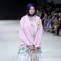 Ria Miranda melalui rancangan terbaru dari brand RiaMiranda merilis koleksi Bhrava. Ria kali ini mencoba keluar dari zona nyaman dengan menghadirkan beberapa warna gelap seperti cokelat dan navy. Foto: Mohammad Abduh/detikcom.