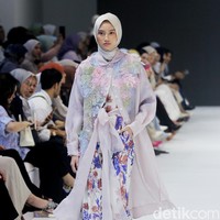 Ria Miranda melalui rancangan terbaru dari brand RiaMiranda merilis koleksi Bhrava. Ria kali ini mencoba keluar dari zona nyaman dengan menghadirkan beberapa warna gelap seperti cokelat dan navy. Foto: Mohammad Abduh/detikcom.