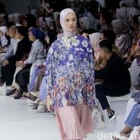 Ria Miranda melalui rancangan terbaru dari brand RiaMiranda merilis koleksi Bhrava. Ria kali ini mencoba keluar dari zona nyaman dengan menghadirkan beberapa warna gelap seperti cokelat dan navy. Foto: Mohammad Abduh/detikcom.