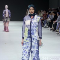 Ria Miranda melalui rancangan terbaru dari brand RiaMiranda merilis koleksi Bhrava. Ria kali ini mencoba keluar dari zona nyaman dengan menghadirkan beberapa warna gelap seperti cokelat dan navy. Foto: Mohammad Abduh/detikcom.