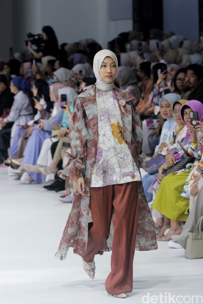 Ria Miranda melalui rancangan terbaru dari brand RiaMiranda merilis koleksi Bhrava. Ria kali ini mencoba keluar dari zona nyaman dengan menghadirkan beberapa warna gelap seperti cokelat dan navy. Foto: Mohammad Abduh/detikcom.
