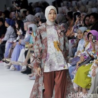 Ria Miranda melalui rancangan terbaru dari brand RiaMiranda merilis koleksi Bhrava. Ria kali ini mencoba keluar dari zona nyaman dengan menghadirkan beberapa warna gelap seperti cokelat dan navy. Foto: Mohammad Abduh/detikcom.