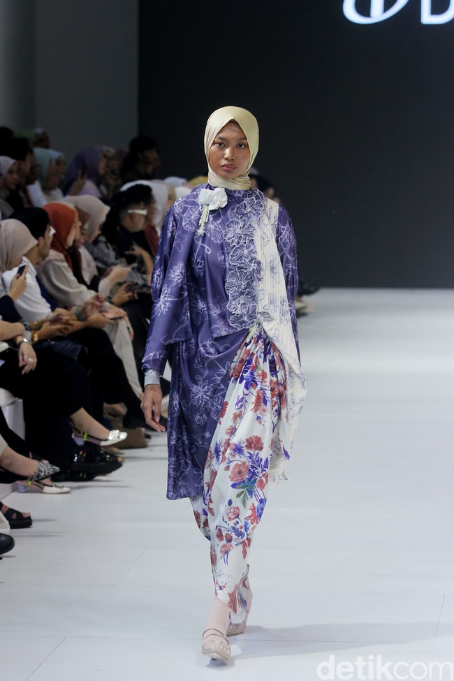 Ria Miranda melalui rancangan terbaru dari brand RiaMiranda merilis koleksi Bhrava. Ria kali ini mencoba keluar dari zona nyaman dengan menghadirkan beberapa warna gelap seperti cokelat dan navy. Foto: Mohammad Abduh/detikcom.