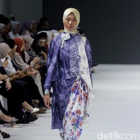 Ria Miranda melalui rancangan terbaru dari brand RiaMiranda merilis koleksi Bhrava. Ria kali ini mencoba keluar dari zona nyaman dengan menghadirkan beberapa warna gelap seperti cokelat dan navy. Foto: Mohammad Abduh/detikcom.