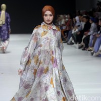 Ria Miranda melalui rancangan terbaru dari brand RiaMiranda merilis koleksi Bhrava. Ria kali ini mencoba keluar dari zona nyaman dengan menghadirkan beberapa warna gelap seperti cokelat dan navy. Foto: Mohammad Abduh/detikcom.