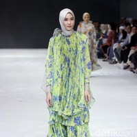 Ria Miranda melalui rancangan terbaru dari brand RiaMiranda merilis koleksi Bhrava. Ria kali ini mencoba keluar dari zona nyaman dengan menghadirkan beberapa warna gelap seperti cokelat dan navy. Foto: Mohammad Abduh/detikcom.