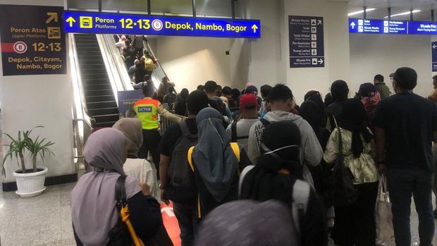 Kondisi eskalator ke peron 12-13 Stasiun Manggarai