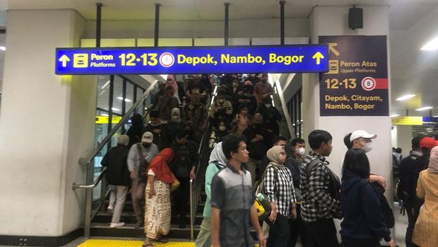 Kondisi eskalator ke peron 12-13 Stasiun Manggarai