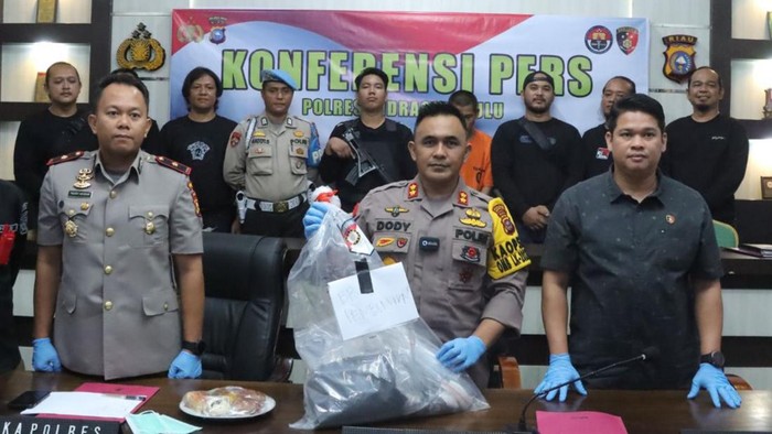 Konferensi pers pembunuhan mahasiswi di Indragiri Hulu, Riau. (Dok Polres Inhu) Konferensi pers pembunuhan mahasiswi di Indragiri Hulu, Riau. (Dok Polres Inhu)