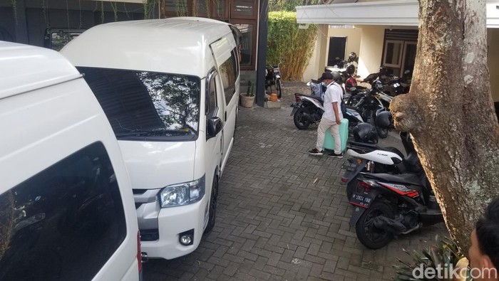 kpk geledah kantor kontraktor di jember