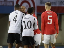 Sane harus ditenangkan oleh pemain Jerman lain usai hantamannya ke Mwene. Foto: REUTERS/LEONHARD FOEGER
