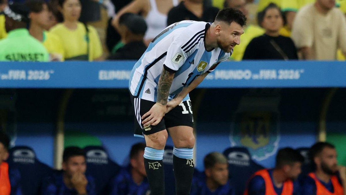 Lionel Messi cedera dalam pertandingan Brasil vs Argentina (Foto: REUTERS/SERGIO MORAES)