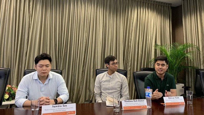 Suwira Teo, Muhamad Ridwan Malik, dan Maulana Rafi Damar adalah mahasiswa asal Indonesia yang melanjutkan studi di NUS Business School
