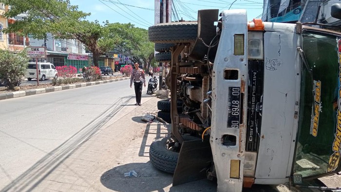 Truk tangki berisi 20 ton air di Kota Makassar, Sulawesi Selatan (Sulsel) mengalami kecelakaan tunggal.
