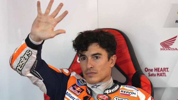 Spanish rider Marc Marquez waves to the spectators after the MotoGP qualification session for Sundays Japanese Motorcycle Grand Prix at the Twin Ring Motegi circuit in Motegi, north of Tokyo Saturday Sept. 30, 2023. (AP Photo/Shuji Kajiyama)