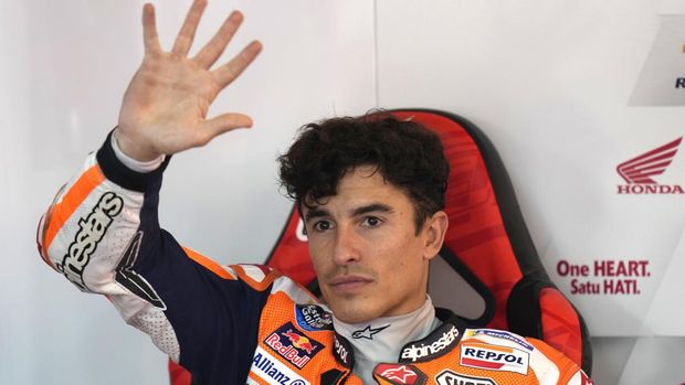 Spanish rider Marc Marquez waves to the spectators after the MotoGP qualification session for Sunday's Japanese Motorcycle Grand Prix at the Twin Ring Motegi circuit in Motegi, north of Tokyo Saturday Sept. 30, 2023. (AP Photo/Shuji Kajiyama)
