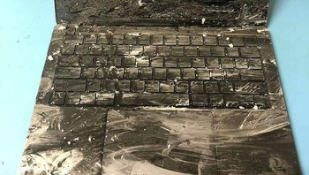 Untungnya laptop terkena cat masih bisa diselamatkan. Foto: Boredpanda