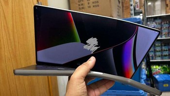 Ketika tim IT mendapatkan laporan kalau laptop melengkung. Foto: Boredpanda