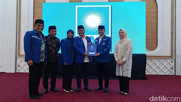 Maulana saat penyerahan SK Ketua DPD Kota Jambi oleh Waka DPP PAN Jambi.