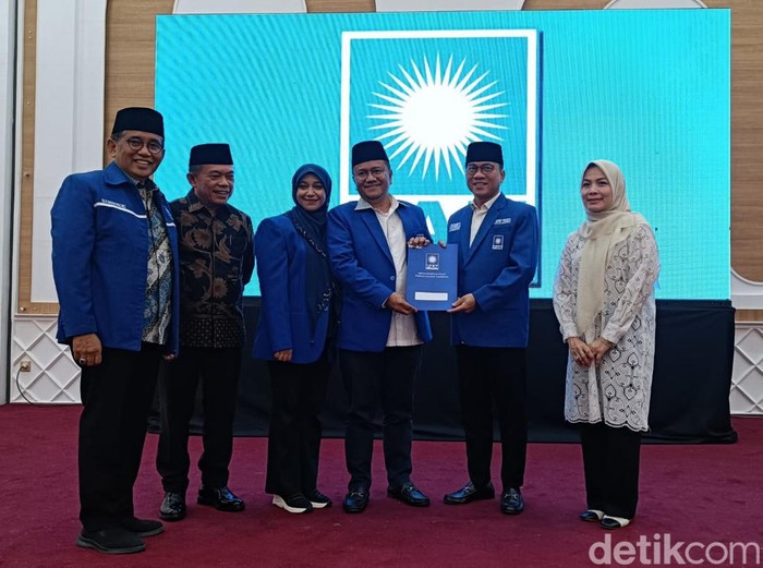 Maulana saat penyerahan SK Ketua DPD Kota Jambi oleh Waka DPP PAN Jambi.