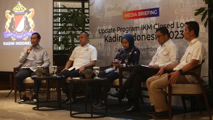 Mendorong IKM Naik Kelas Lewat Kemitraan Inklusif ‘IKM Closed Loop’ Quality Technology Division Head PT. Astra Honda Motor, Setyo Budi Anang, Ketua Komite Tetap Industri Kecil, Menengah dan Aneka Kadin Indonesia, Rama Datau, Direktur Industri Kecil dan Menengah Logam, Mesin, Elektronika, dan Alat Angkut Kementerian Perindustrian, Dini Hanggandari, WKU Bid Perindustrian Kadin Indonesia, Bobby Gafur Umar, Perwakilan IKM Binaan PT. Eran Plastindo Utama, Rony Purwantoro) di Jakarta, Rabu (22/11/2023).