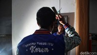 Achieng bersiap melakukan blusukan ke desa-desa untuk melakukan sosialisasi penggunaan aplikasi BRImo dan pembayaran QRIS.