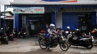 Achieng harus menempuh jarak puluhan kilo untuk meliterasi mengenai kemudahan perbankan ke warga di beberapa desa Kecamatan Bulukumba.