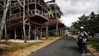 Biasanya produk yang ditawarkan Achieng ke warga desa adalah KUR atau pinjaman yang bisa digunakan untuk modal dan mengembangkan usahanya.  