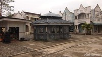 Untuk masuk ke kawasan Studio Alam Gamplong, traveler hanya perlu mengeluarkan dana sukarela tanpa dipatok tarif tertentu. Namun jika ingin masuk ke bangunan-bangunan tertentu harus membeli tiketnya sendiri.  