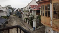 Sampai di ujung jalur kereta, traveler bisa turun untuk menikmati suasana dan mengambil foto di setiap sudut bangunan jadul ini. Area ini tampak benar-benar hidup dengan toko-toko alat musik, bangunan hotel tua, bioskop, warung kopi, toko buku, hingga kantor polisi yang dibangun sesuai dengan keadaan dan tren pada masa itu.  