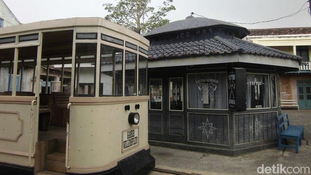 Bagi para penggemar film Bumi Manusia, pasti tidak asing lagi dengan destinasi wisata di Jogja satu ini. Namanya Studio Alam Gamplong, tempat ini dibangun khusus sebagai tempat syuting film 'Sultan Agung' karya sutradara ternama, Hanung Bramantyo. Kemudian digunakan pula untuk syuting film 'Bumi Manusia'.