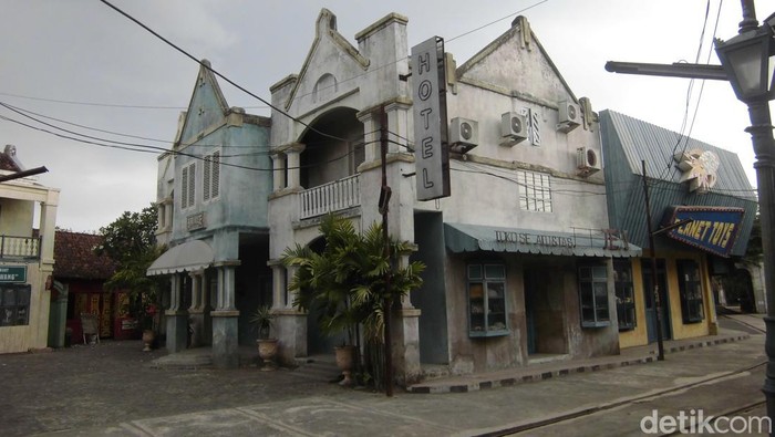 Bagi para penggemar film Bumi Manusia, pasti tidak asing lagi dengan destinasi wisata di Jogja satu ini. Namanya Studio Alam Gamplong, tempat ini dibangun khusus sebagai tempat syuting film ‘Sultan Agung’ karya sutradara ternama, Hanung Bramantyo. Kemudian digunakan pula untuk syuting film ‘Bumi Manusia’.