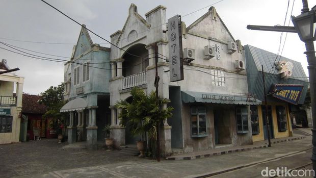 Bagi para penggemar film Bumi Manusia, pasti tidak asing lagi dengan destinasi wisata di Jogja satu ini. Namanya Studio Alam Gamplong, tempat ini dibangun khusus sebagai tempat syuting film 'Sultan Agung' karya sutradara ternama, Hanung Bramantyo. Kemudian digunakan pula untuk syuting film 'Bumi Manusia'.