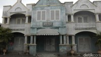 Bagi para penggemar film Bumi Manusia, pasti tidak asing lagi dengan destinasi wisata di Jogja satu ini. Namanya Studio Alam Gamplong, tempat ini dibangun khusus sebagai tempat syuting film ‘Sultan Agung’ karya sutradara ternama, Hanung Bramantyo. Kemudian digunakan pula untuk syuting film ‘Bumi Manusia’.  