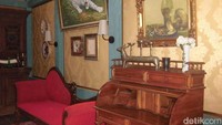 Tepat di samping Rumah Ainun ada Antique Gallery yang menyimpan barang-barang antik seperti peralatan elektronik, senjata, peralatan kimia, hingga botol-botol minuman beralkohol. Galeri ini terdiri dari dua bangunan yang dihubungkan dengan jembatan di lantai 2, traveler bisa melihat pemandangan Studio Alam Gamplong dari atas sini.  