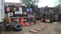 Studio Alam Gamplong memiliki area yang cukup luas, di sampingnya ada parkiran luas yang cukup untuk bus dan warung-warung sederhana untuk traveler mengisi perut.  