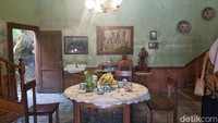 Rumah ini memiliki gaya khas percampuran Indonesia dan Belanda, di dalamnya lengkap peralatan dan perlengkapan rumah. Setiap ruangnya didesain secara detail sebagai perlengkapan syuting yang masih utuh, di dindingnya terdapat foto-foto Annelies dan keluarganya.  