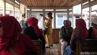 Traveler bisa memulai perjalanan di Studio Alam Gamplong dengan naik kereta tua St. Soerabaja untuk melewati bangunan-bangunan unik yang membawa nuansa abad 16 - 19.   