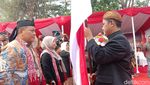 Balon-balon Terbang Warnai Kirab Pemilu 2024 di Indramayu