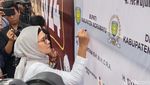 Balon-balon Terbang Warnai Kirab Pemilu 2024 di Indramayu