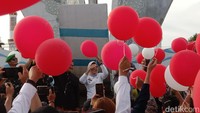 Momen menjelang pelepasan ratusan balon merah putih di tengah Tugu Mangga Simpang Lima Kabupaten Indramayu.