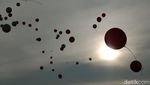 Balon-balon Terbang Warnai Kirab Pemilu 2024 di Indramayu