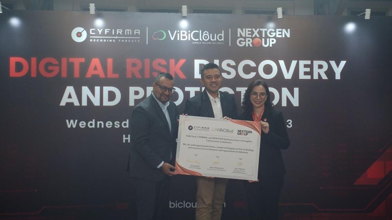 (Dari kiri) Founder & Chief Executive Officer of CYFIRMA Kumar Ritesh, Co-Founder & Chief Operating Officer ViBiCloud Ramon Hadypratomo dan Managing Director of NEXTGEN Indonesia Sanny Hadinata berbincang usai mengumumkan kerjasama di Jakarta, Rabu (22/11/2023). Kerjasama strategis untuk memperkuat kemanan siber di Indonesia, menjauhkan risiko serangan ransomware dan pelanggaran data dengan solusi ViBiCloud X-TIS (External Threat Intelligence Service).