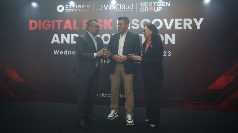 (Dari kiri) Founder & Chief Executive Officer of CYFIRMA Kumar Ritesh, Co-Founder & Chief Operating Officer ViBiCloud Ramon Hadypratomo dan Managing Director of NEXTGEN Indonesia Sanny Hadinata berbincang usai mengumumkan kerjasama di Jakarta, Rabu (22/11/2023). Kerjasama strategis untuk memperkuat kemanan siber di Indonesia, menjauhkan risiko serangan ransomware dan pelanggaran data dengan solusi ViBiCloud X-TIS (External Threat Intelligence Service).